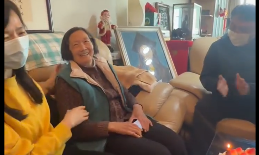 学生们为吴德馨院士庆祝90岁生日