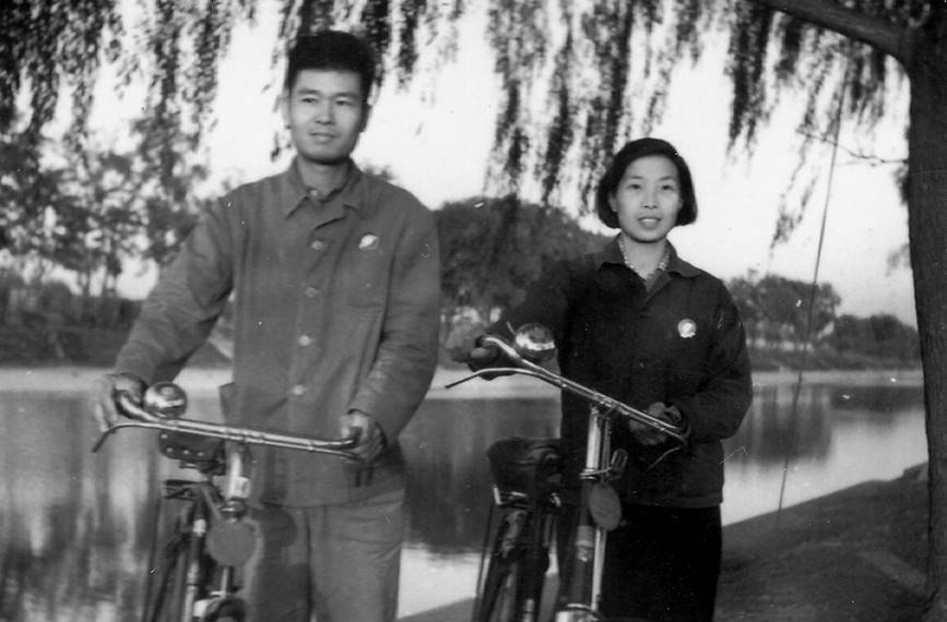 青年时代的吴德馨与王圩（摄于北京景山公园）