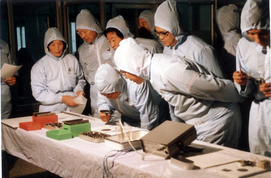 1988年中国科学院副院长胡启恒视察微电子中心