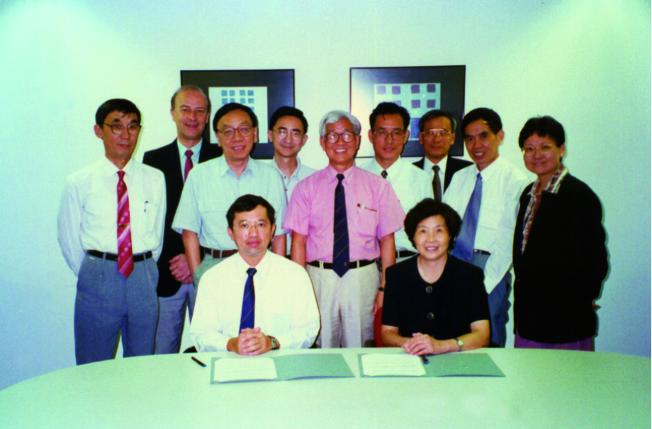 1996年，吴德馨先生与香港科技大学理学院院长高秉强（前排左）签署协议，成立微电子联合实验室