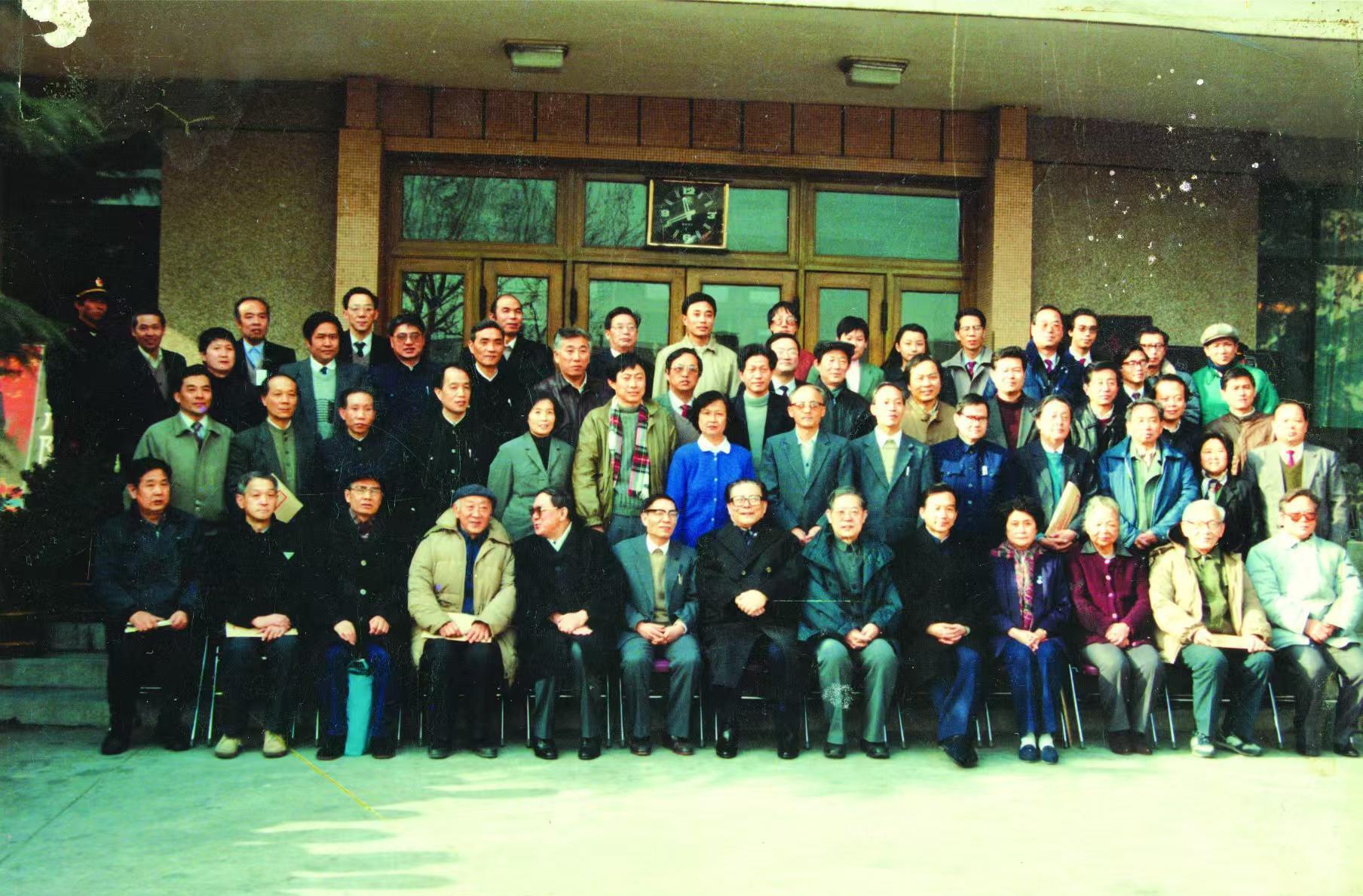 1992年9月5日，江泽民总书记视察半导体所，吴德馨先生向他汇报工作