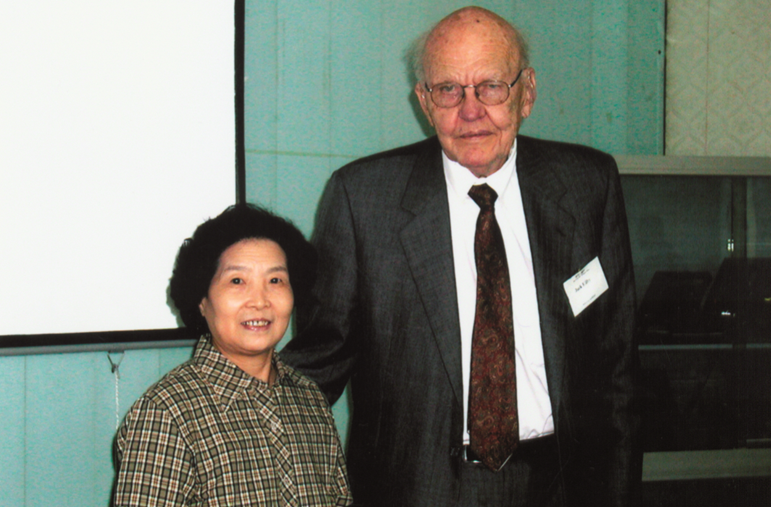 2001年，吴德馨先生与集成电路创始人Jake S. Kilby博士（诺贝尔奖获得者）