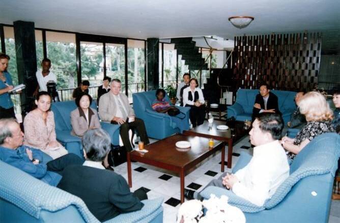 2004年，吴德馨先生出访法国科学院以及古巴科学院