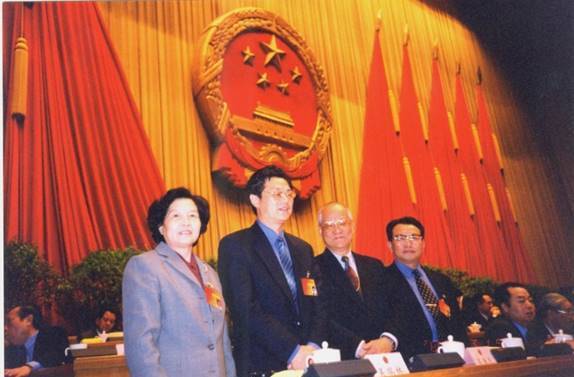 1998年，当选第九届全国人大常委会委员