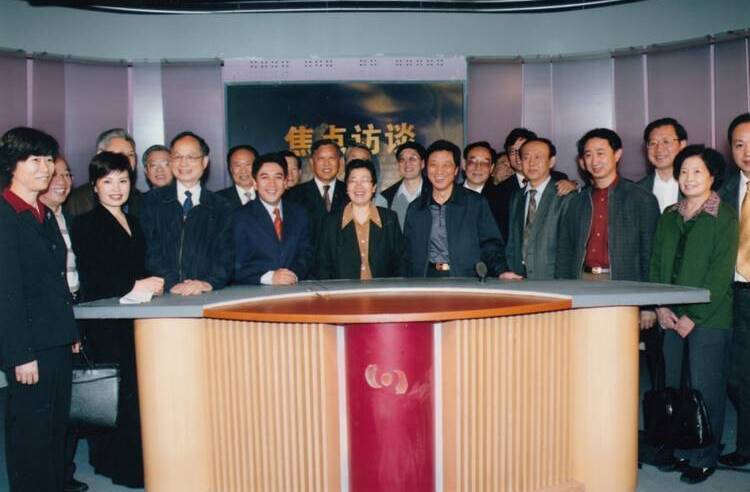 吴德馨先生作为第十届教科文卫委员会成员访问中央电视台