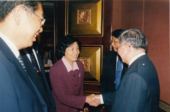 吴德馨先生陪同全国人大许嘉璐副委员长访问印尼、新加坡