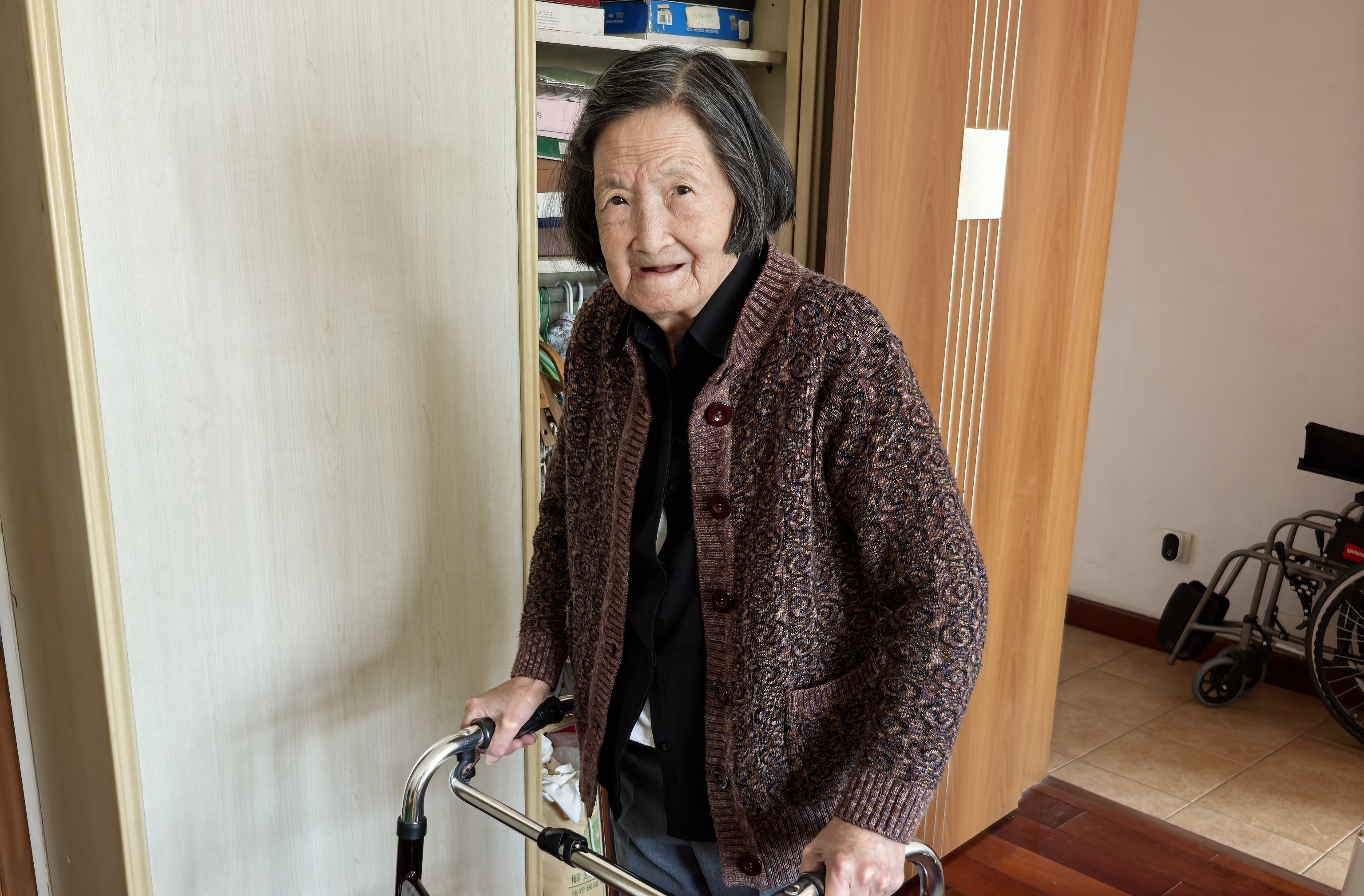 吴德馨先生在家里康复训练